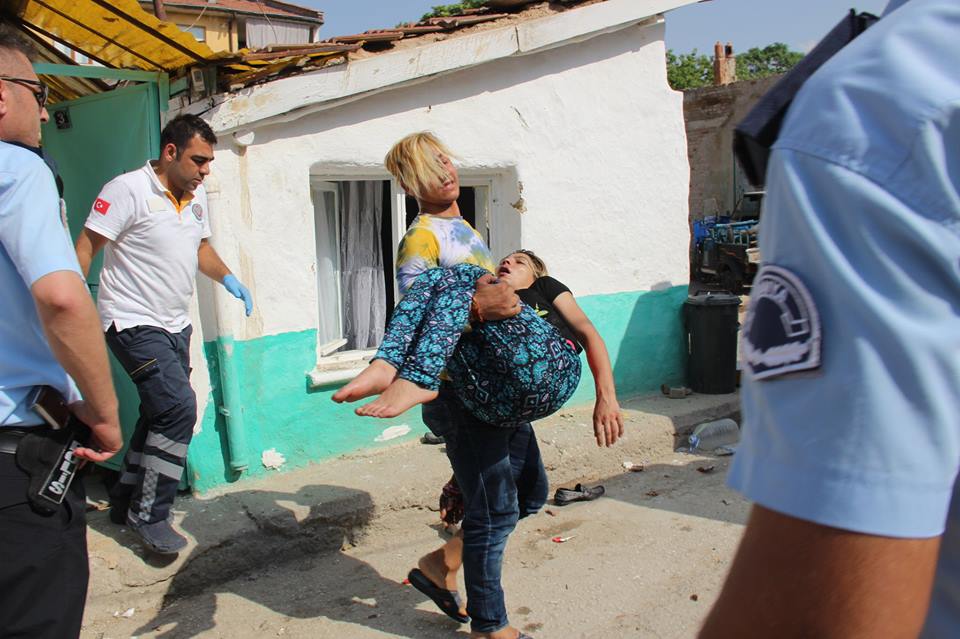 Arkadaşları vurulan pazarcı esnafı ev bastı: 4 yaralı