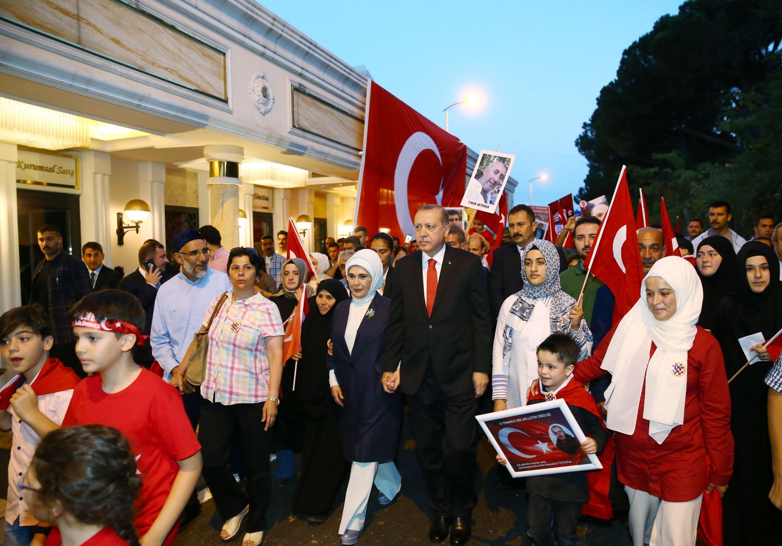 Cumhurbaşkanı Erdoğan'ın Şehitler Köprüsü'ne yürüyüşü