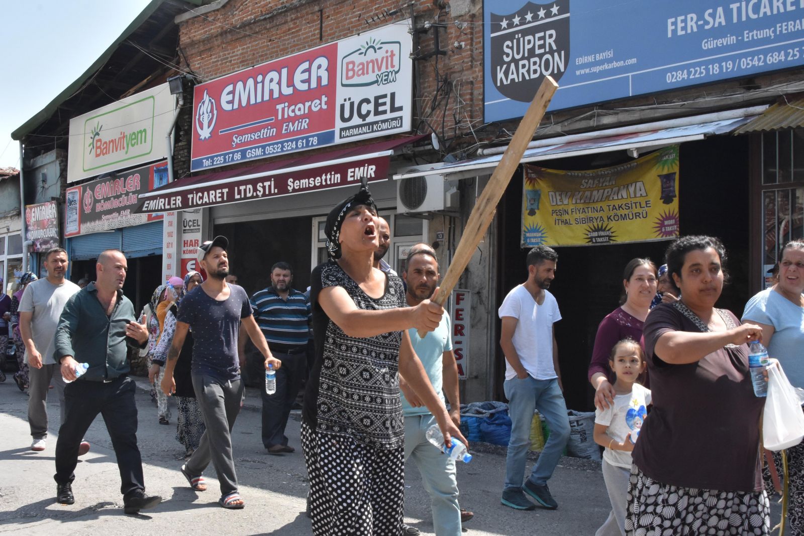 Edirne'de mahalle halkı ayaklandı, özel harekat sokağa indi