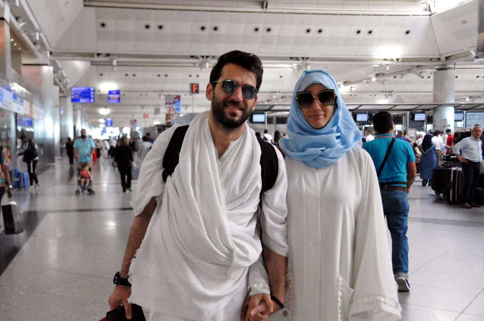 Oyuncu Murat Yıldırım eşi ile birlikte hacca gitti