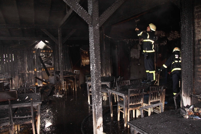 İzmit'te iki restoran kül oldu