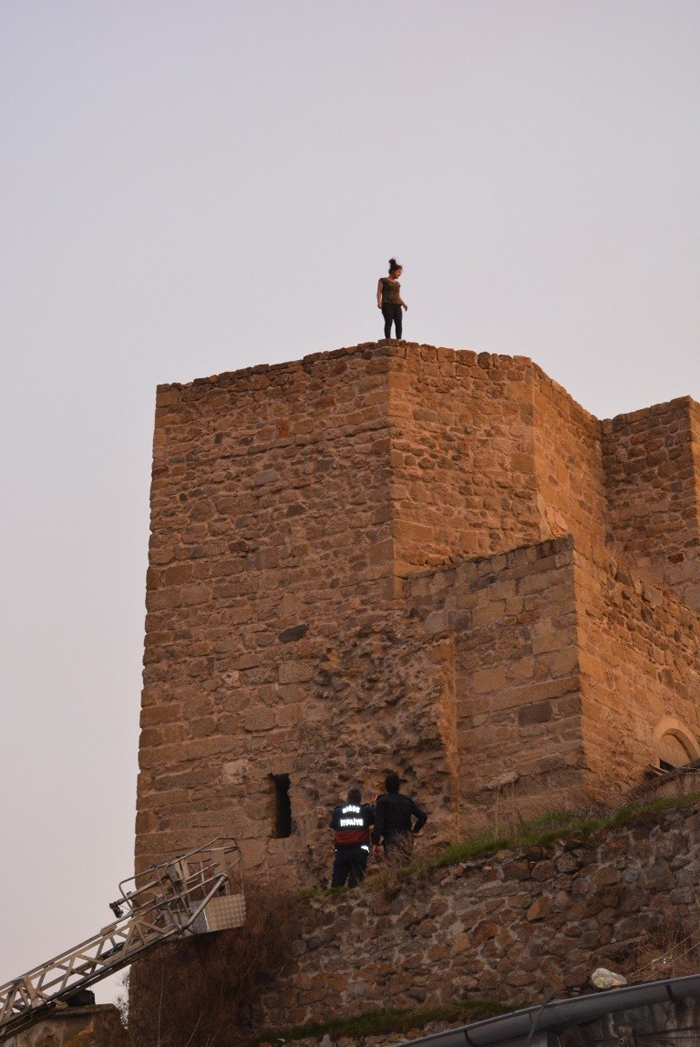 Niğde'de genç kız çıktığı kale surlarından aşağı böyle atladı!