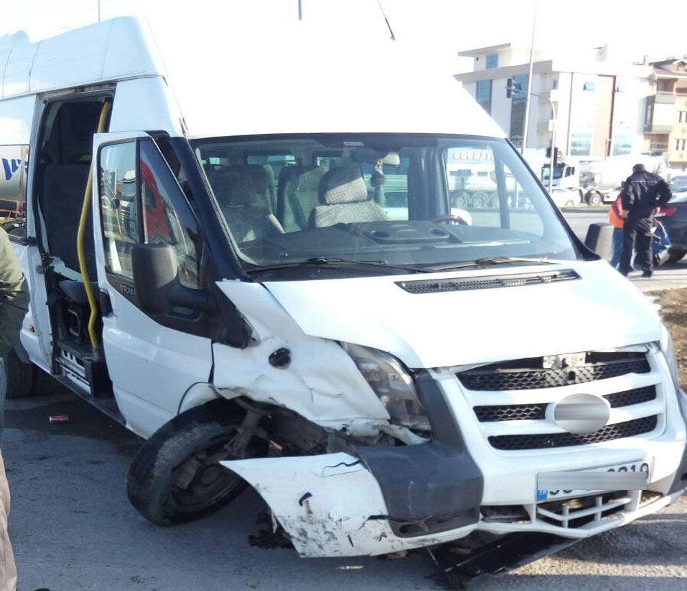 Öğrenci servisi kaza yaptı, 9 yaralı var