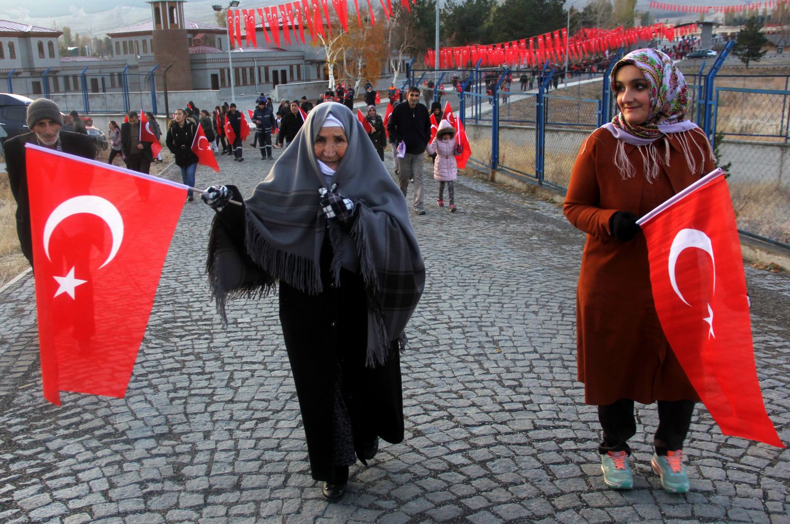 Erzurum'da on binler ecdadın anısına tabyalara yürüdü