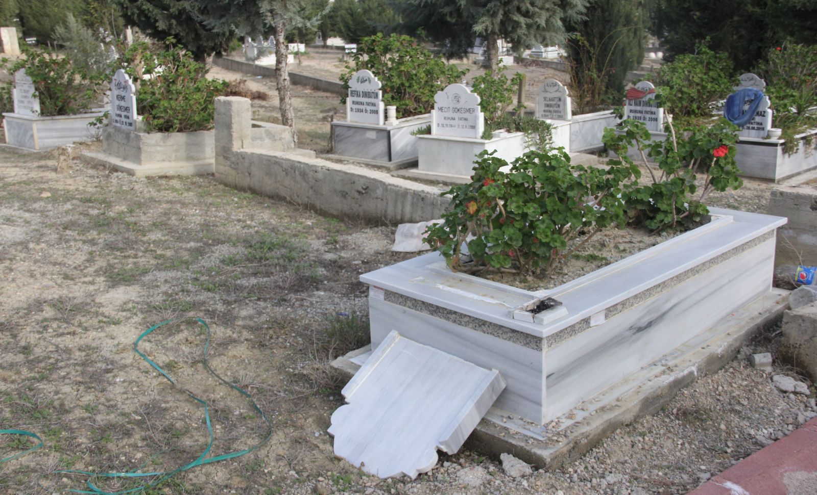 Adana'da bazı mezarlar tahrip edildi