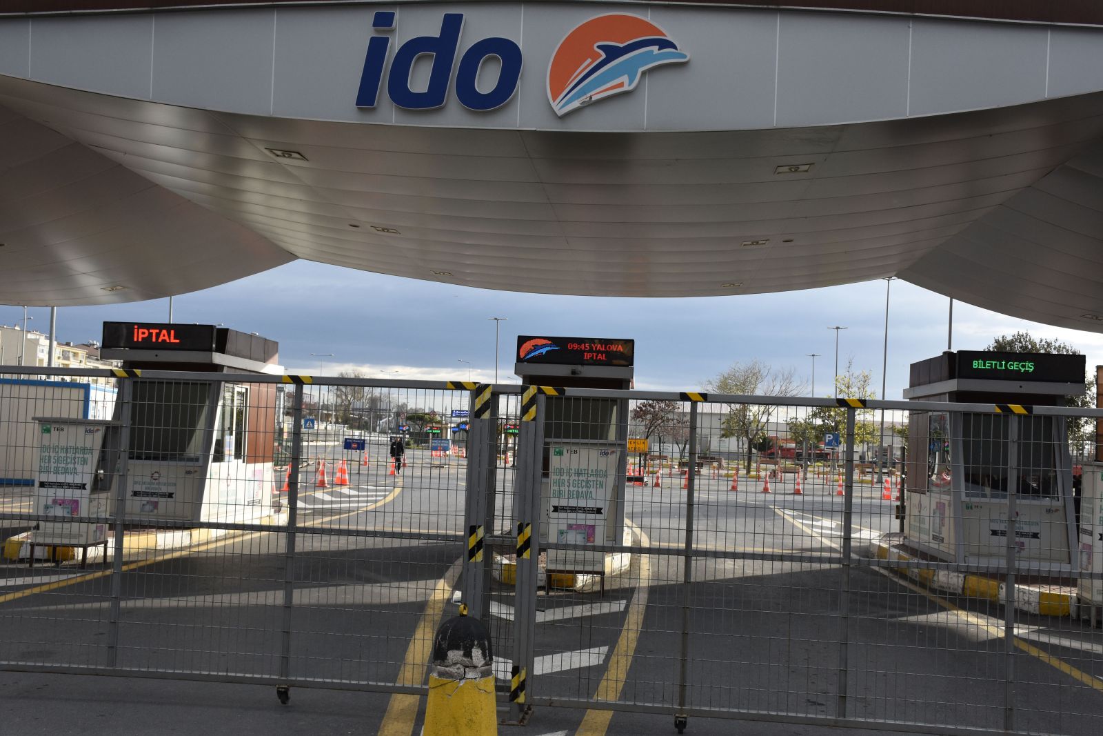 İstanbul'da lodos şiddetini arttırdı, hava bir anda karardı