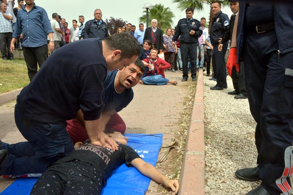 Seyhan Nehri’ne atlayan 16 yaşındaki Özge kurtarılamadı!