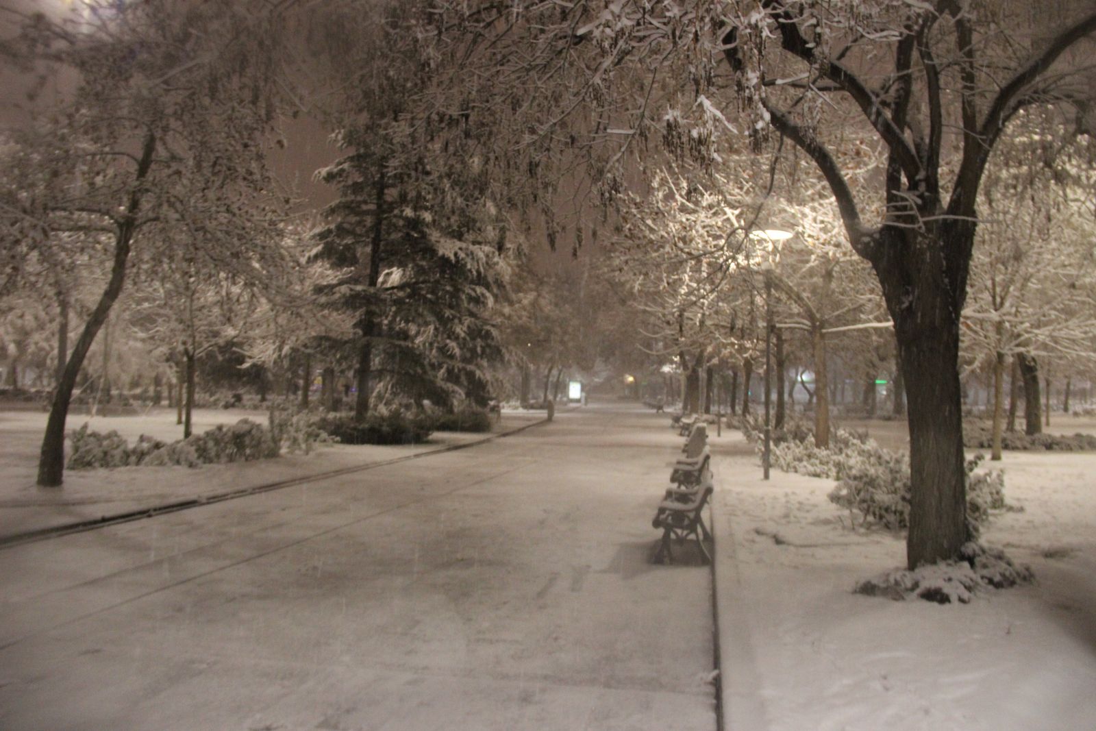 Konya'da kar yağışı kenti beyaza bürüdü