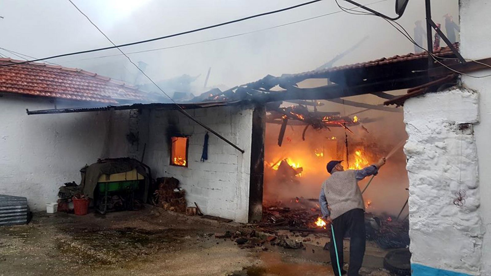 Kırkağaç'taki yangında bir ev yandı