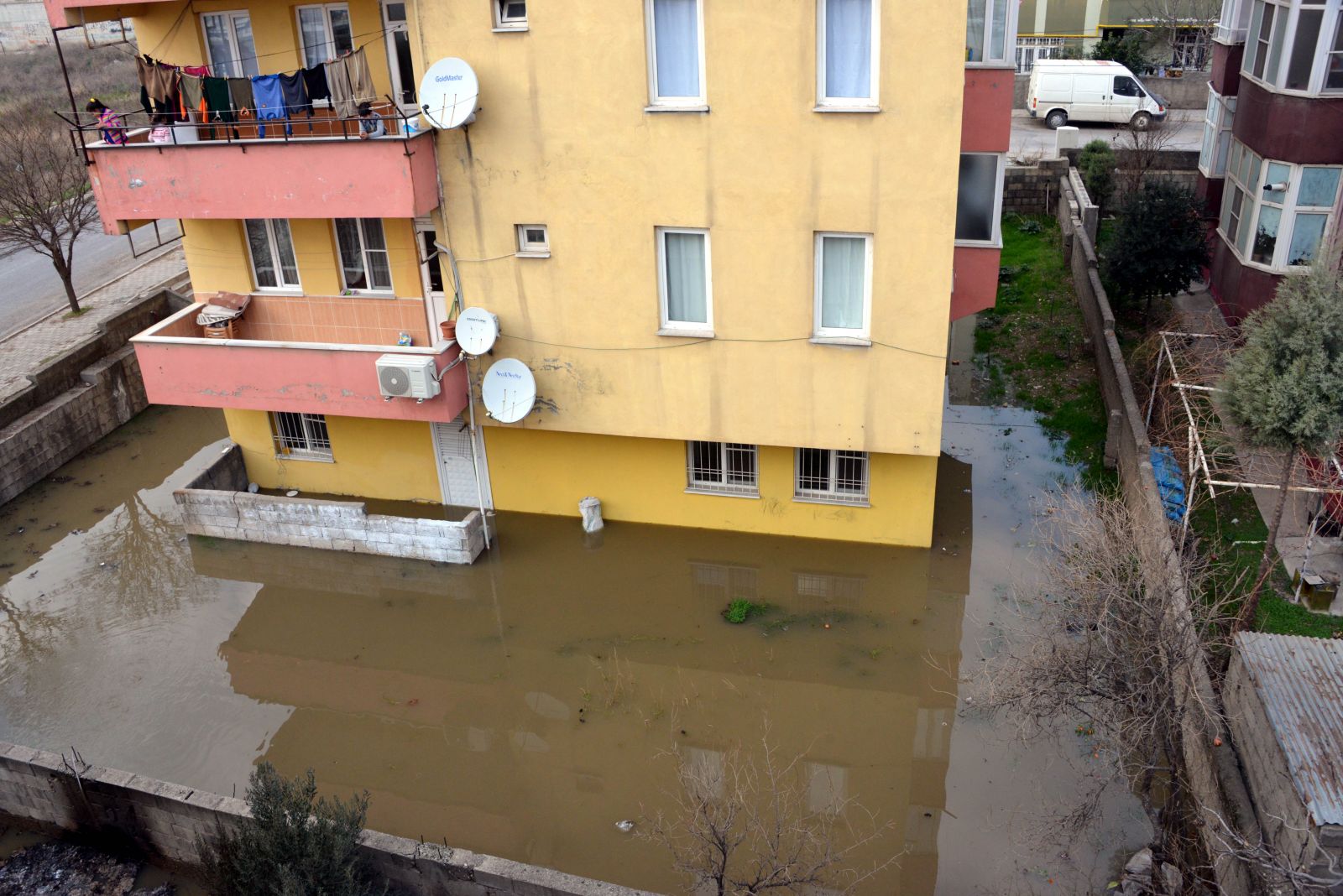 Kahramanmaraş'ta boru patladı, ev ve iş yerleri kanalizasyon suyuyla doldu