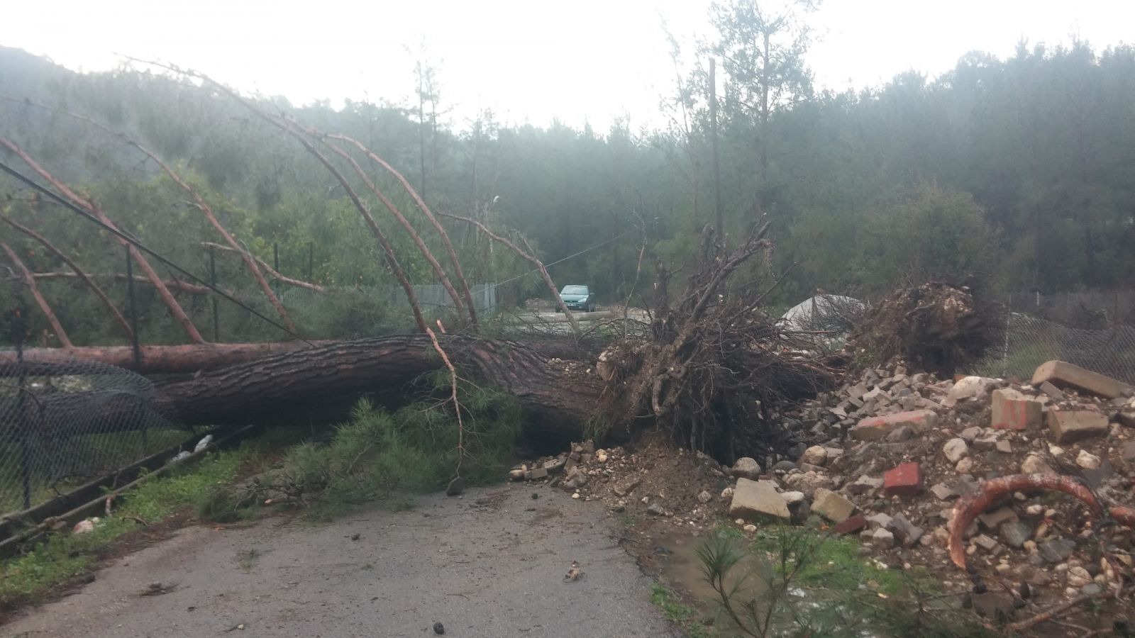 Antalya’da şiddetli fırtına ve hortum hayatı olumsuz etkiledi