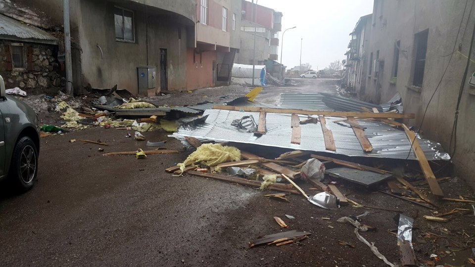 Erzurum'da fırtına kent merkezinde hasara yol açtı