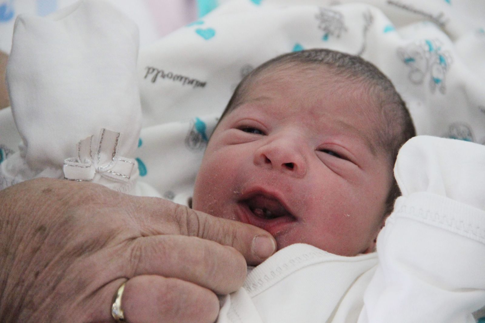 Bu bebek dişleriyle doğdu!