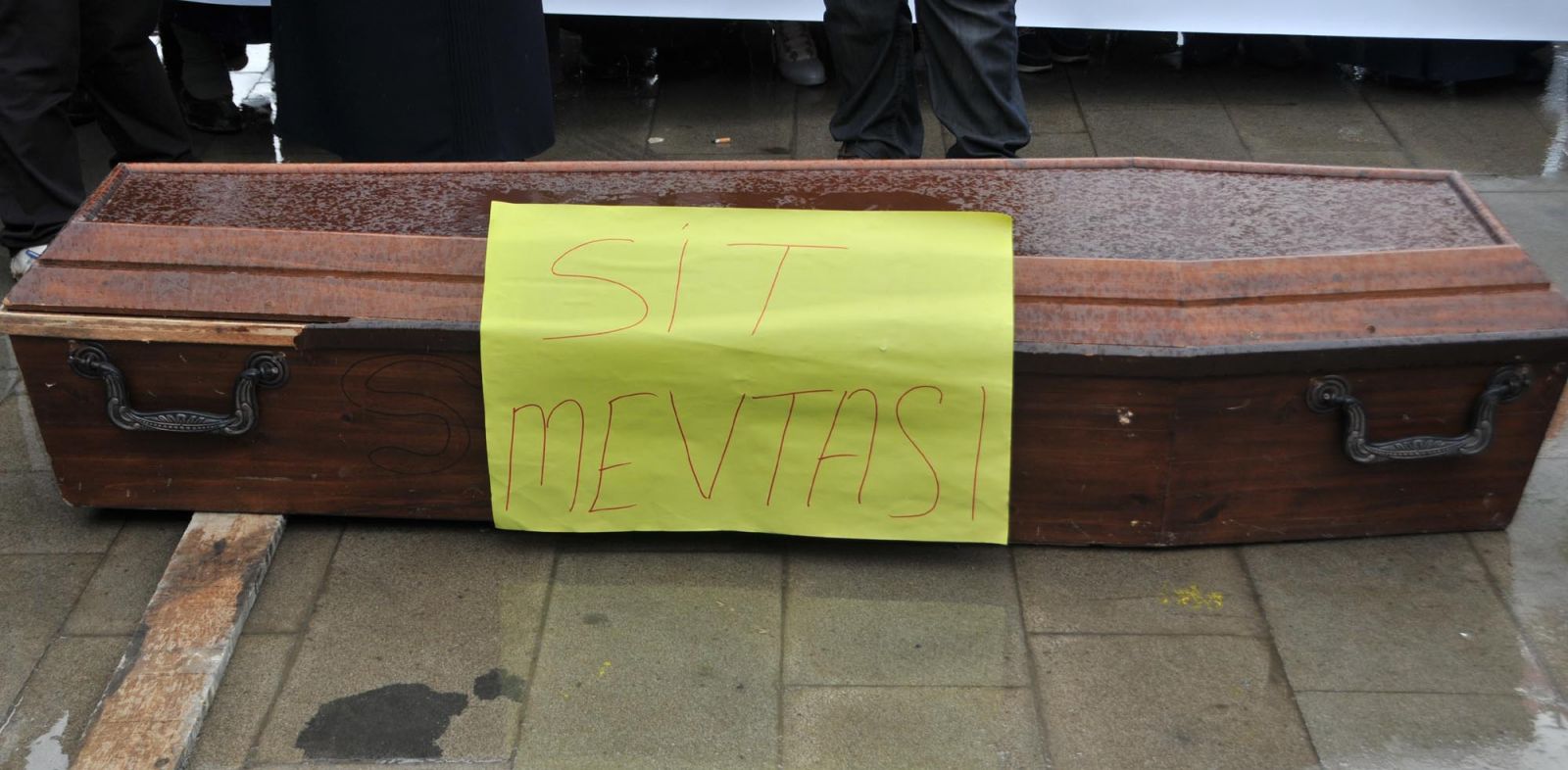 Rize'de ilginç protesto: Tabutu böyle fırlattılar