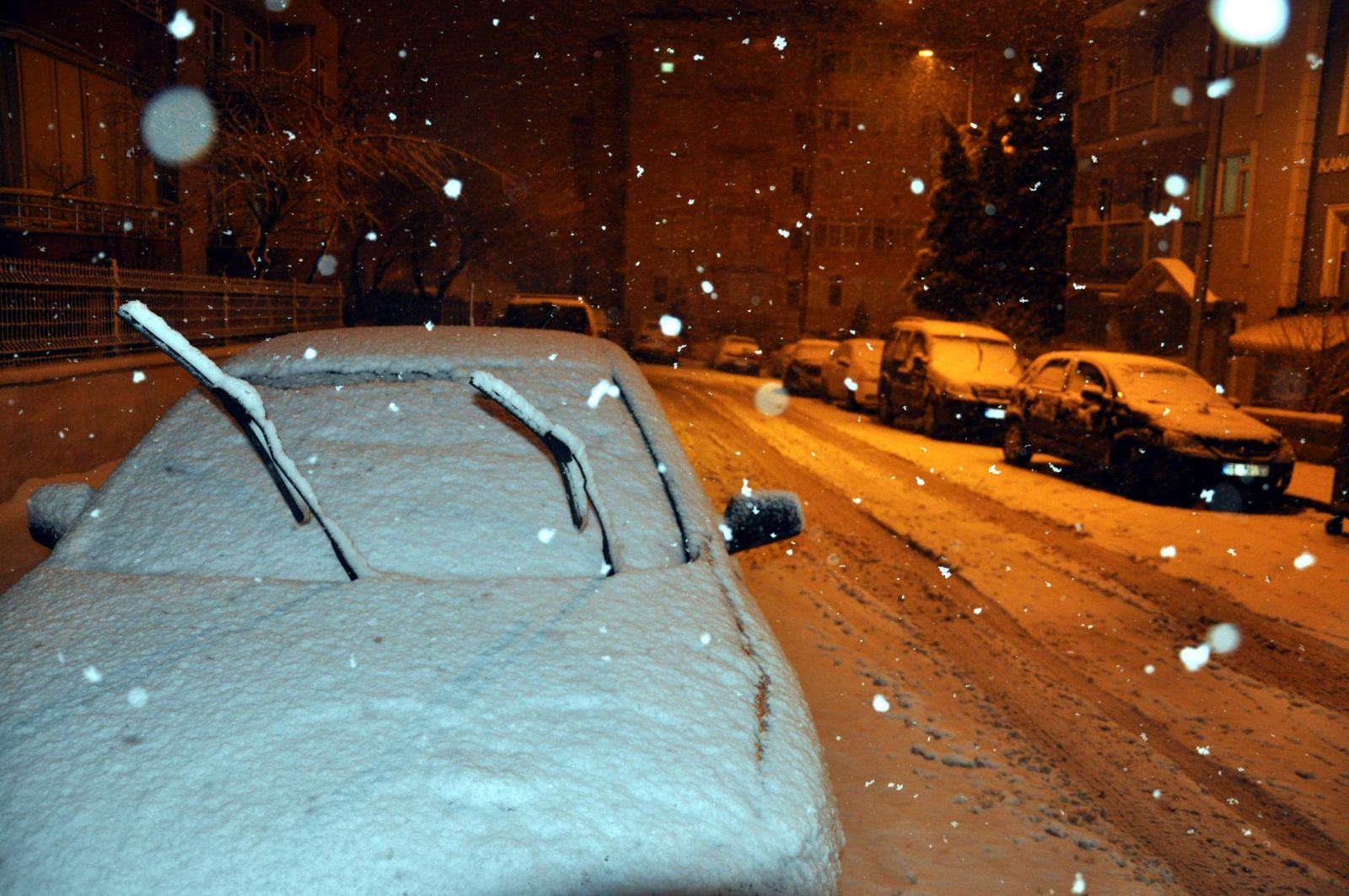 Trakya'da yoğun kar yağışı nedeniyle yollar ulaşıma kapandı