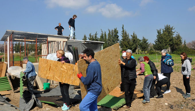 Hem tavuklarından hem de kümesinden oldu