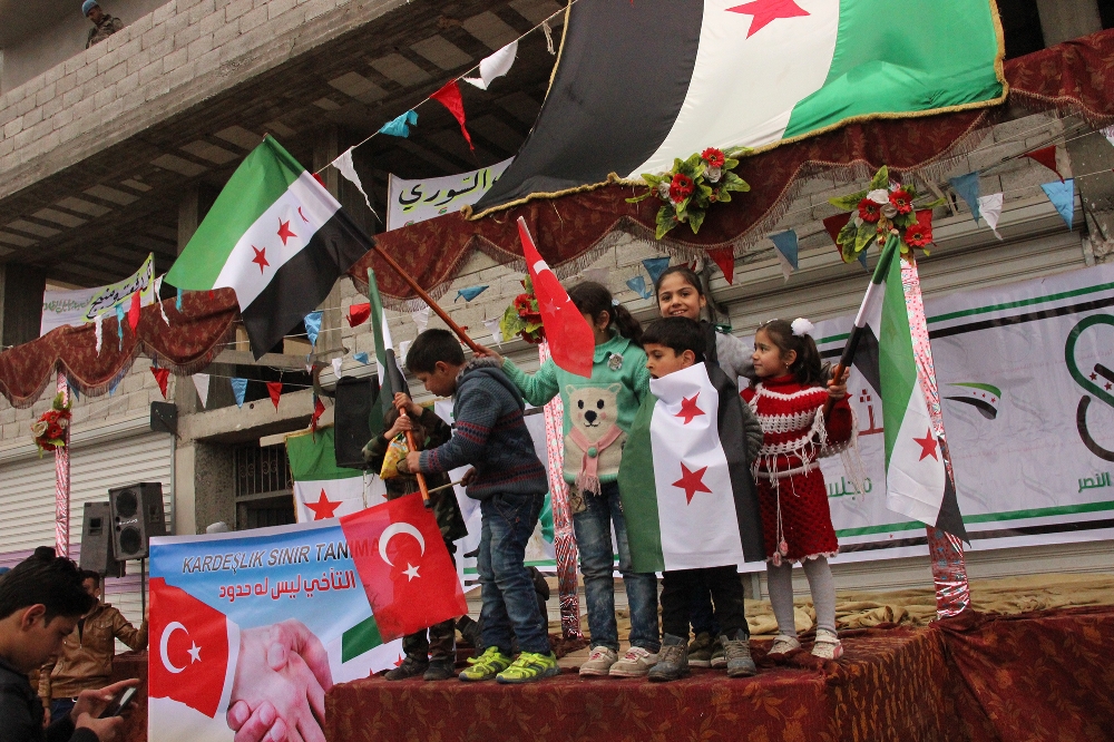 Suriye halkından Türk askerine destek gösterisi