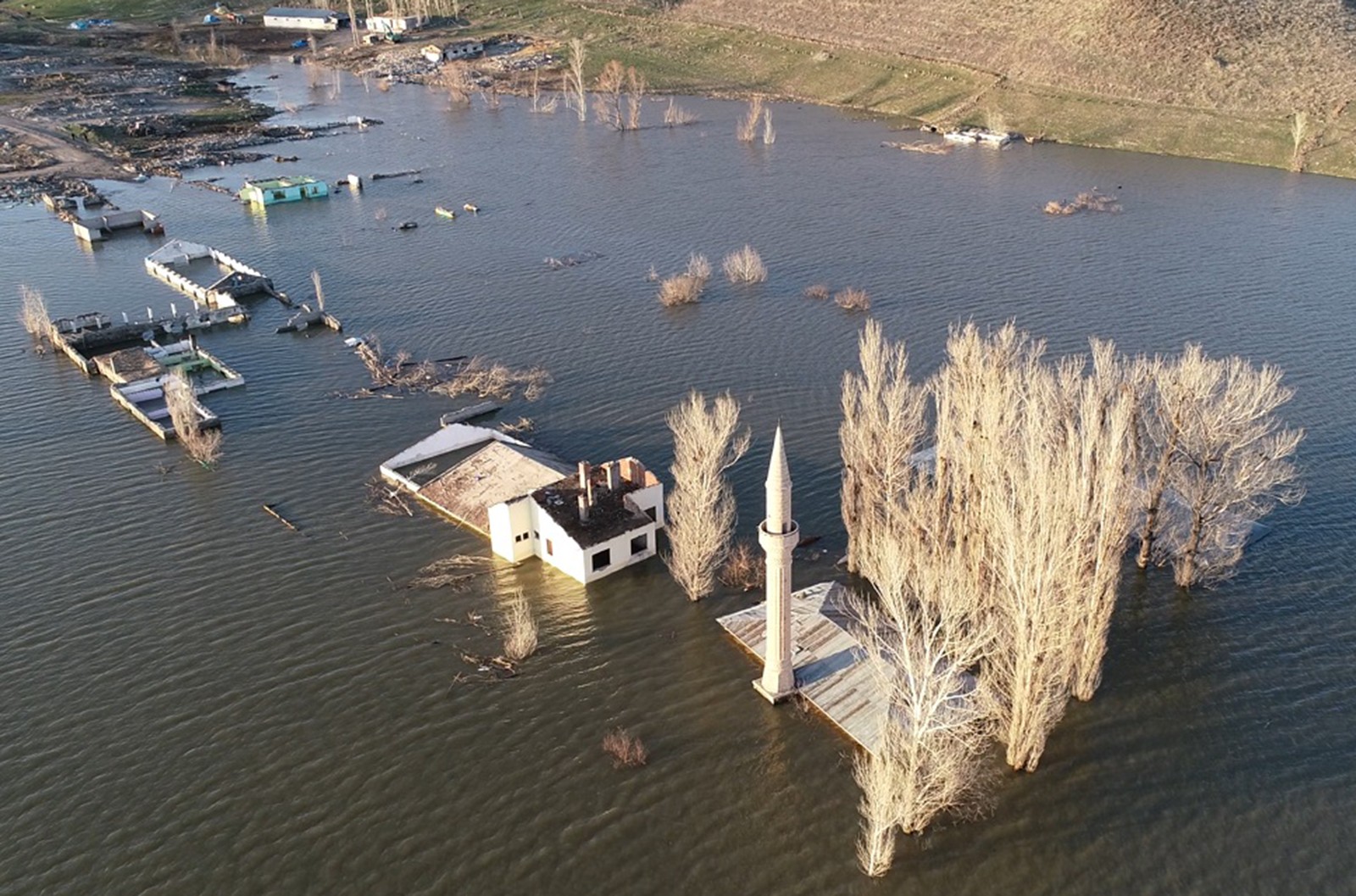 Sular altında kalan köylerine son kez baktılar