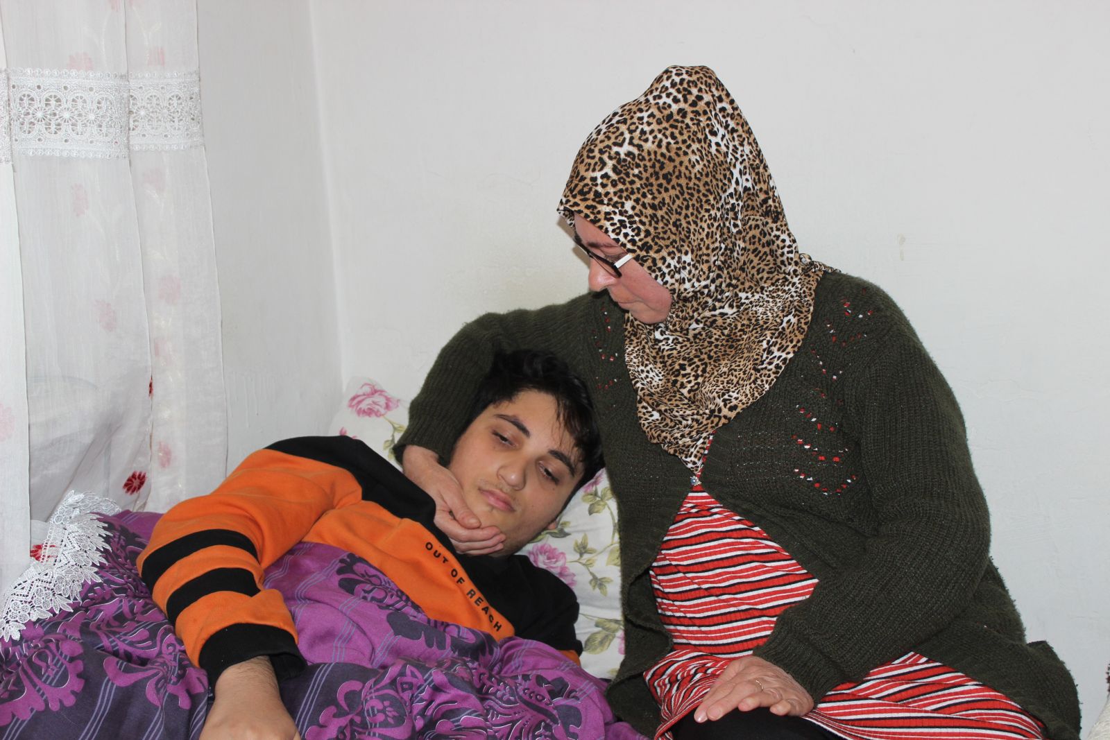 Cam kemik hastası anne ve oğlu seslerinin duyulmasını bekliyor