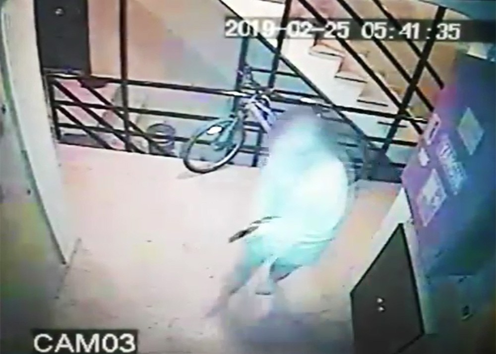 Ev sahibinin silahla hırsızları kovalaması kamerada