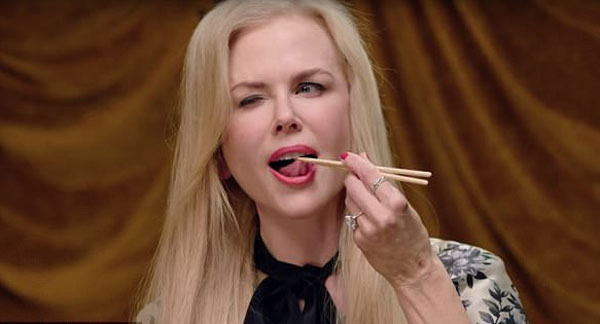 Nicole Kidman bir tabak dolusu kurtçuk yedi