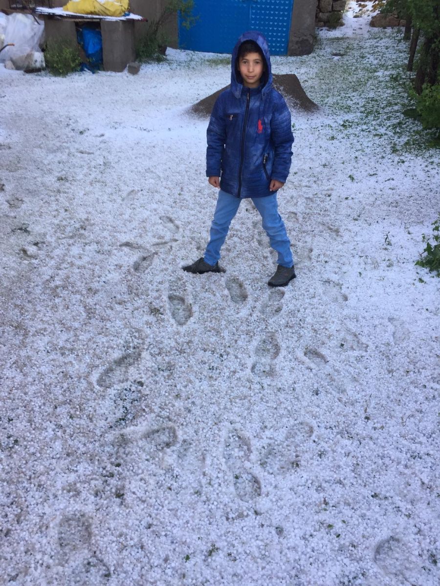 Dolu yağışı kış günlerini aratmadı