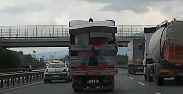 Görenler şoke oldu! Tehlikeye aldırış etmediler