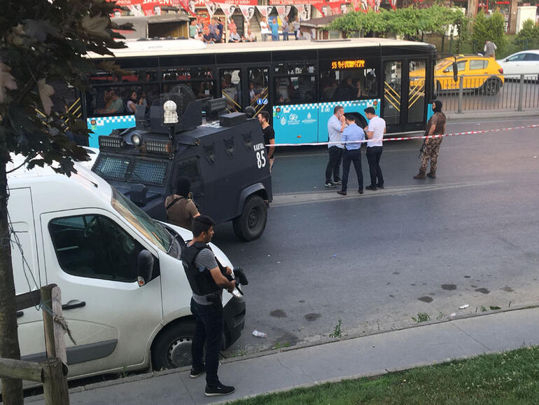 Şişli’de seyir halindeki lüks araca silahlı saldırı düzenlendi