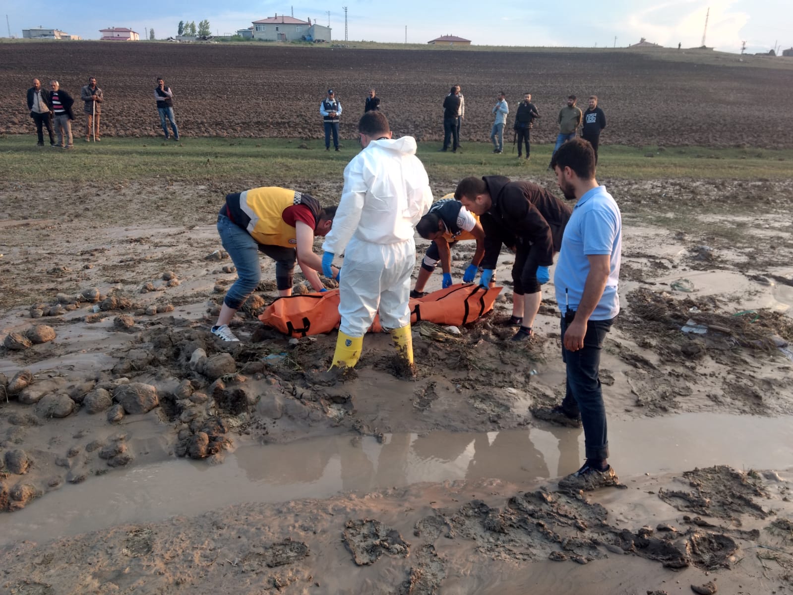 Ağrı'nın Diyadin ilçesinde aşırı yağışların yol açtığı selde 4 kişi hayatını kaybetti