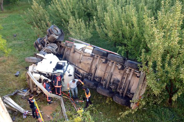 Gümüşhane’de kontrolden çıkan TIR bahçeye yuvarlandı: 2 yaralı