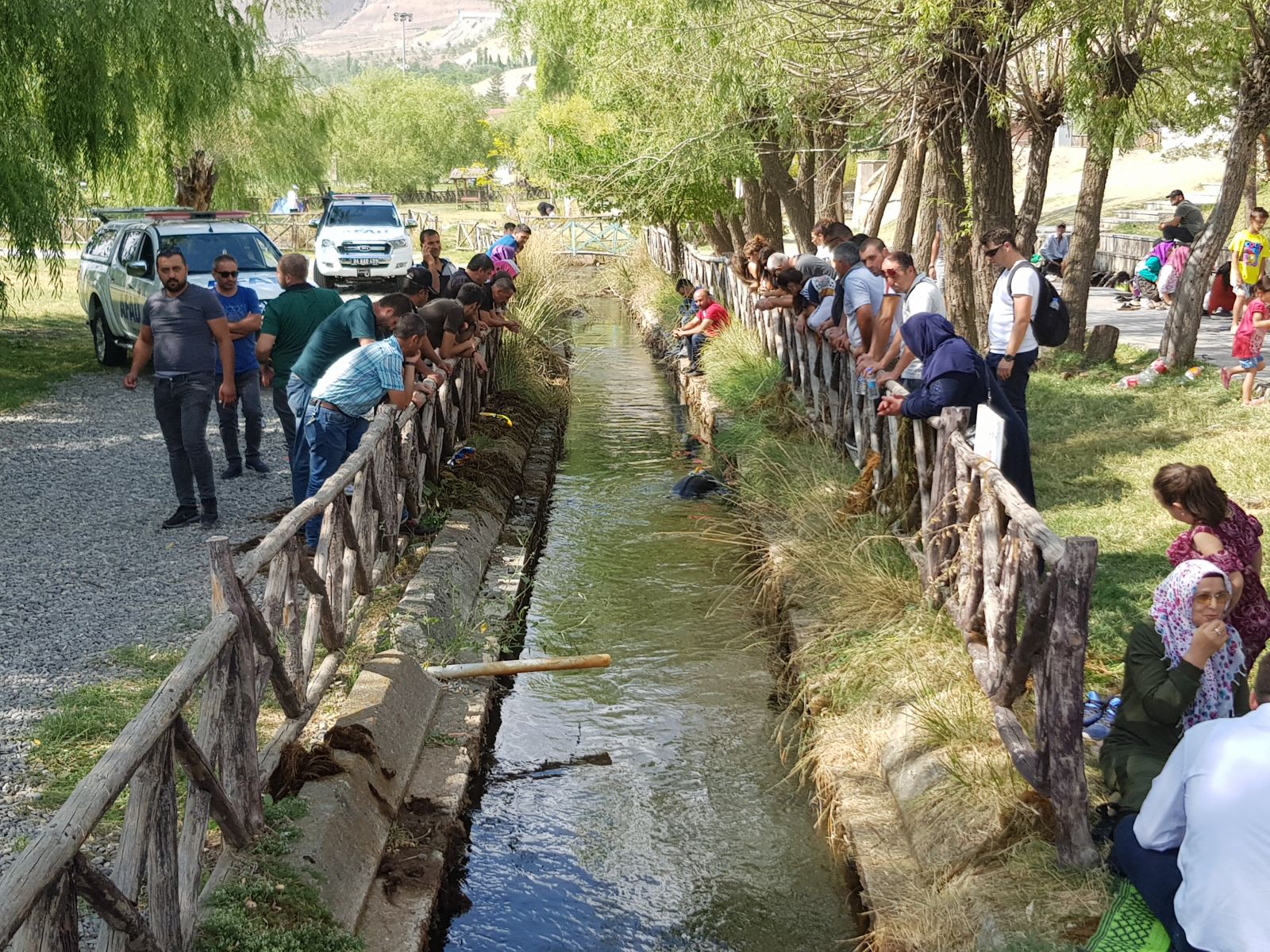Su kanalına düşen altın bileklik ve telefonu AFAD ekipleri buldu