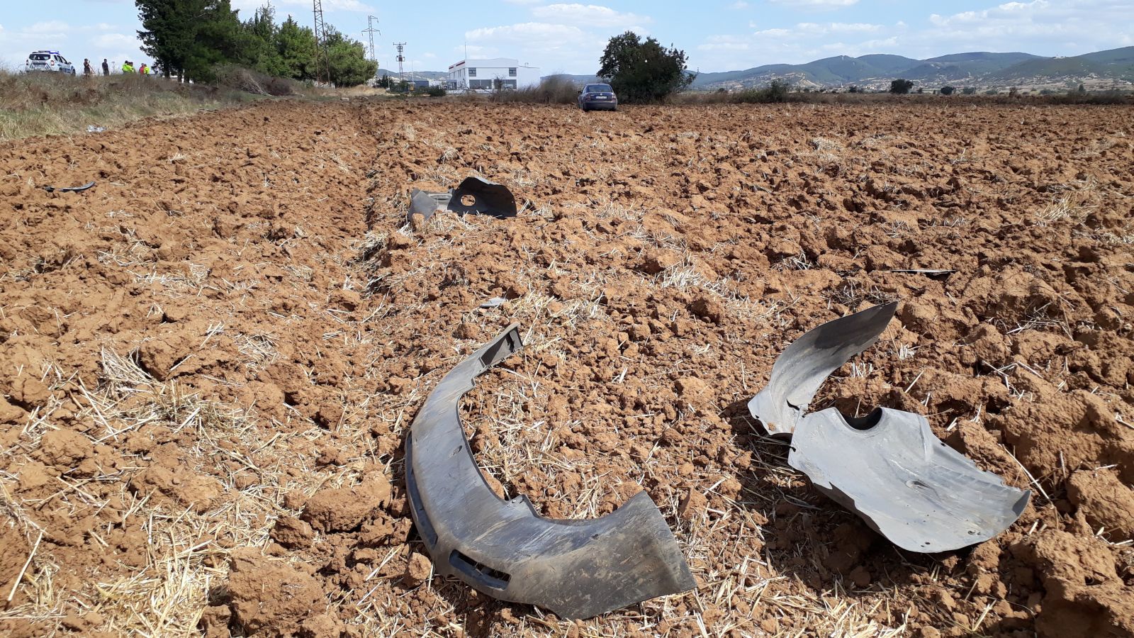 Şekeri düşen sürücü tarlaya uçtu