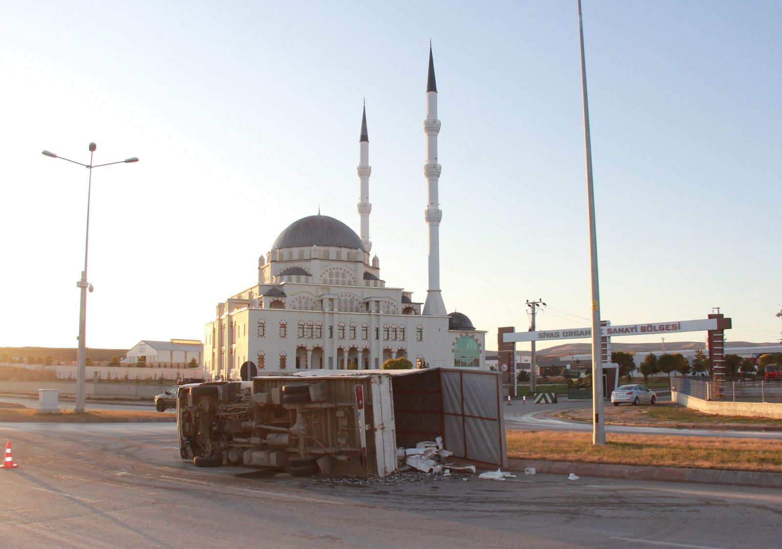 Sivas'ta tanker ile kamyonet çarpıştı: 2 yaralı