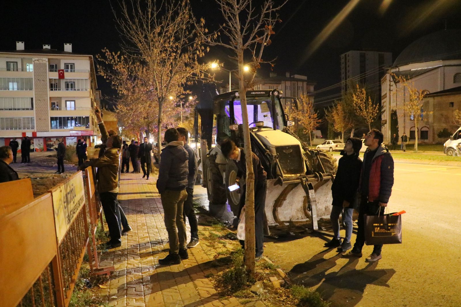 13. katta onu gören telefona sarıldı