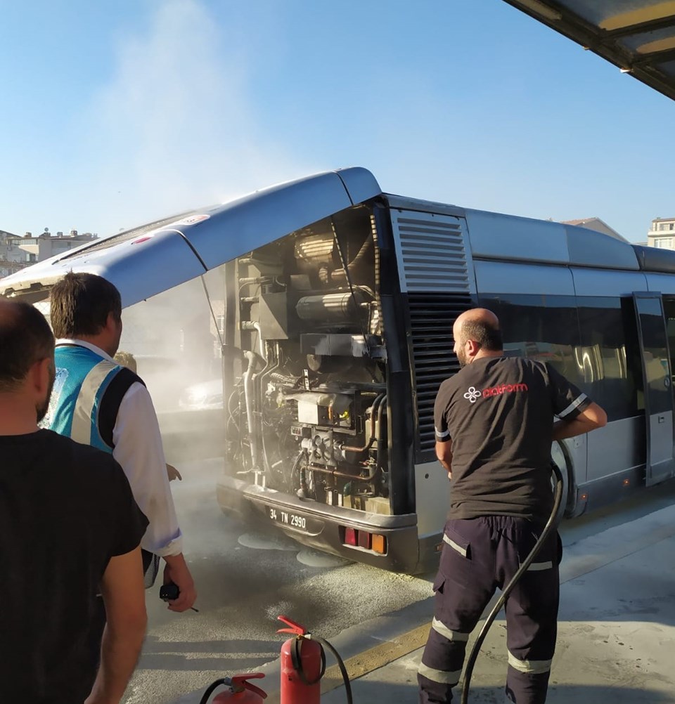 Perpa metrobüs durağında yangın!