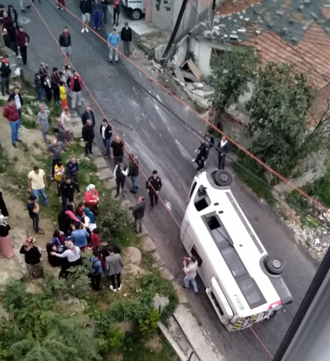 Esentepe'de öğrenci servisi direğe çarptı: 7 öğrenci yaralı