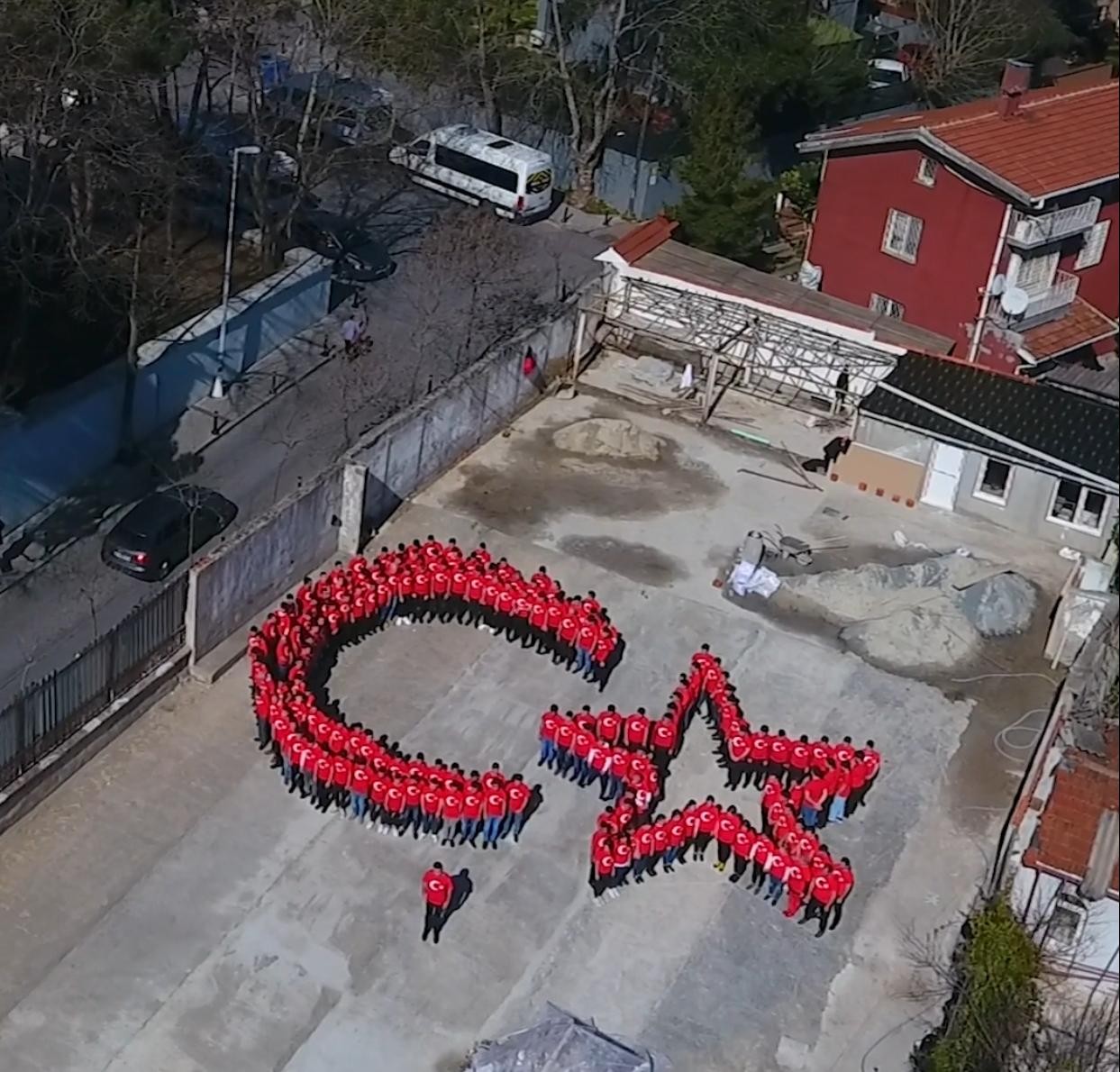 CZN Burak'tan ay yıldızlı koreografiyle Mehmetçiğe selam