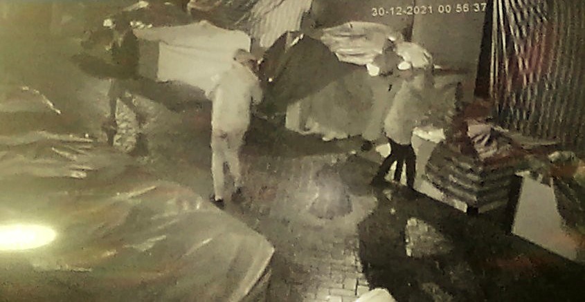 Cansız mankeni bile soydular! Küçük hırsızlar yakalandı