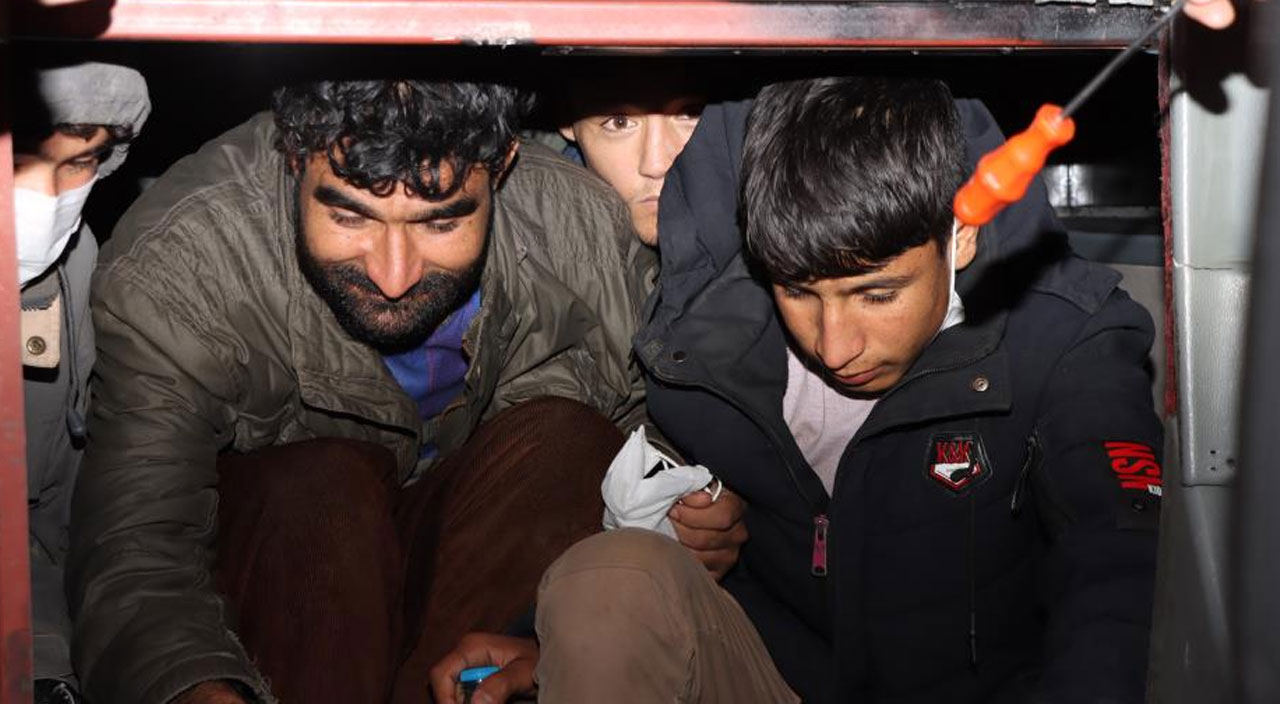Gizli bölmeli otobüste 47 düzensiz göçmen yakalandı