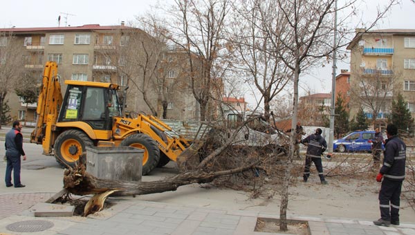 Rüzgarın etkisiyle ev ve iş yerlerinin çatıları havada uçtu, vatandaş sokakları boşalttı