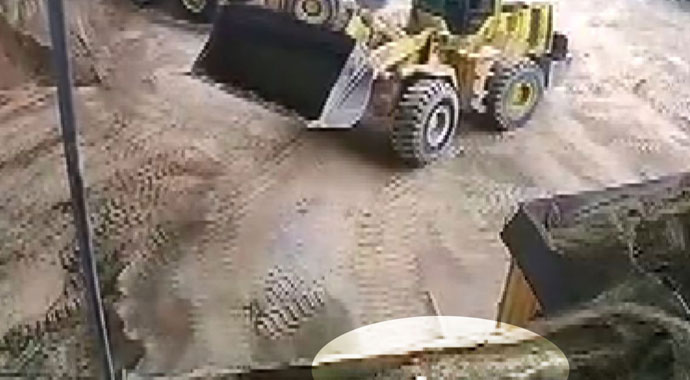 Kepçe operatörü, fark etmedi kadını kepçe içine alarak kum yükledi