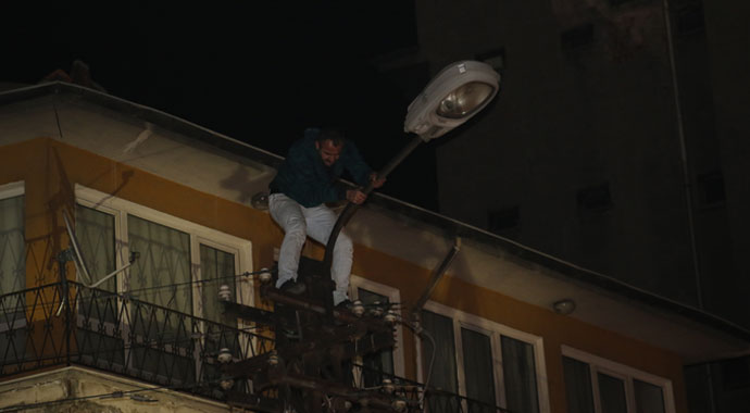 Çocuklarını göremeyince elektrik direğine tırmandı