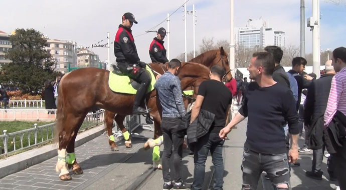 Taksim Meydanı'ndaki atlı polisler ilgi odağı oldu