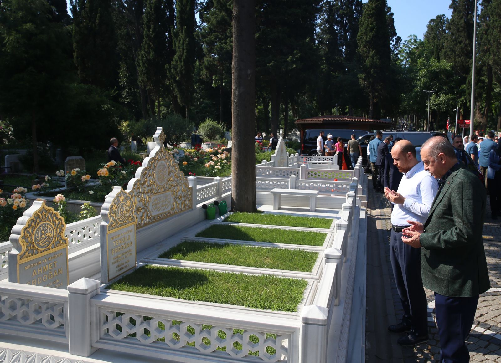 Cumhurbaşkanı Erdoğan, Karacaahmet Mezarlığı'nda anne ve babasının mezarını ziyaret etti