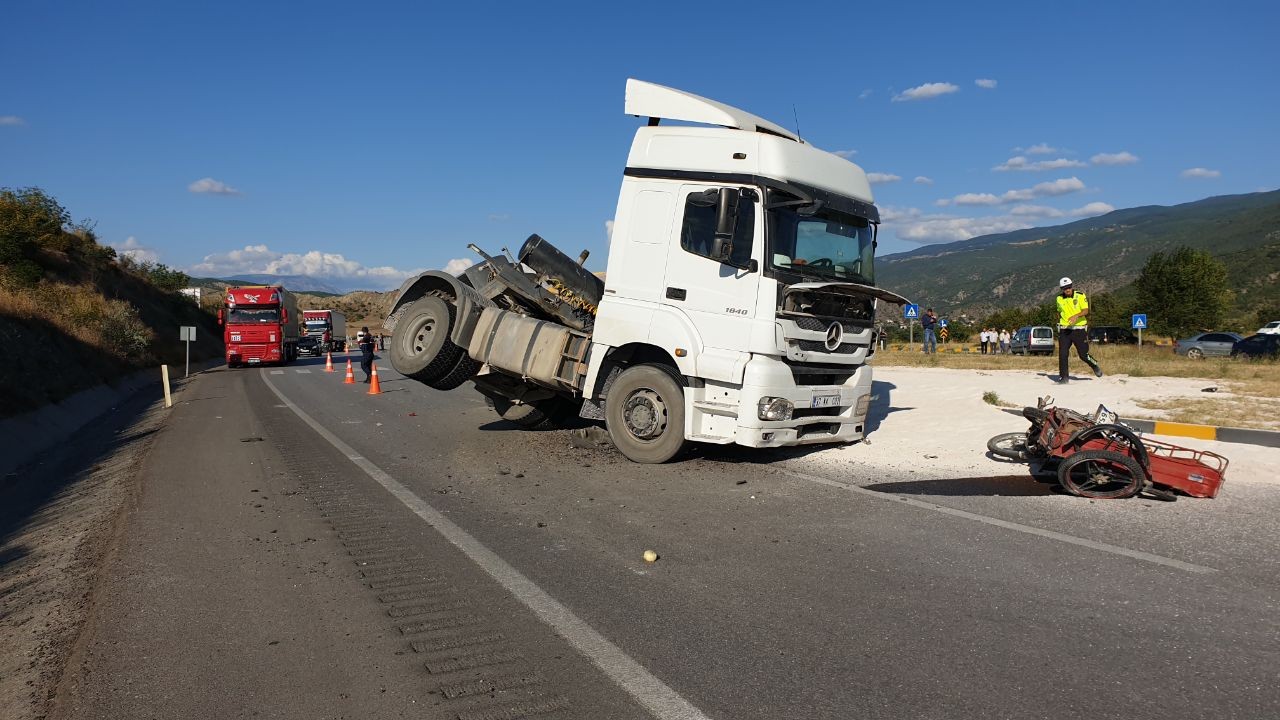 Motosiklet, kum yüklü tırın altına girdi: 1 ölü