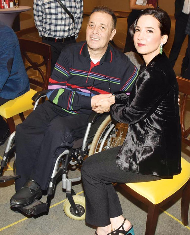 Kayahan'ın şapkası satıldı Kayahan'ın şapkası satıldı