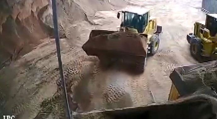 Kepçe operatörü, fark etmedi kadını kepçe içine alarak kum yükledi