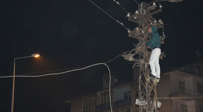 Çocuklarını göremeyince elektrik direğine tırmandı