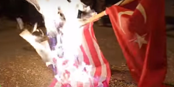 Atina'da Türk bayrağına çirkin saldırı! Atina'da Türk bayrağına çirkin saldırı!