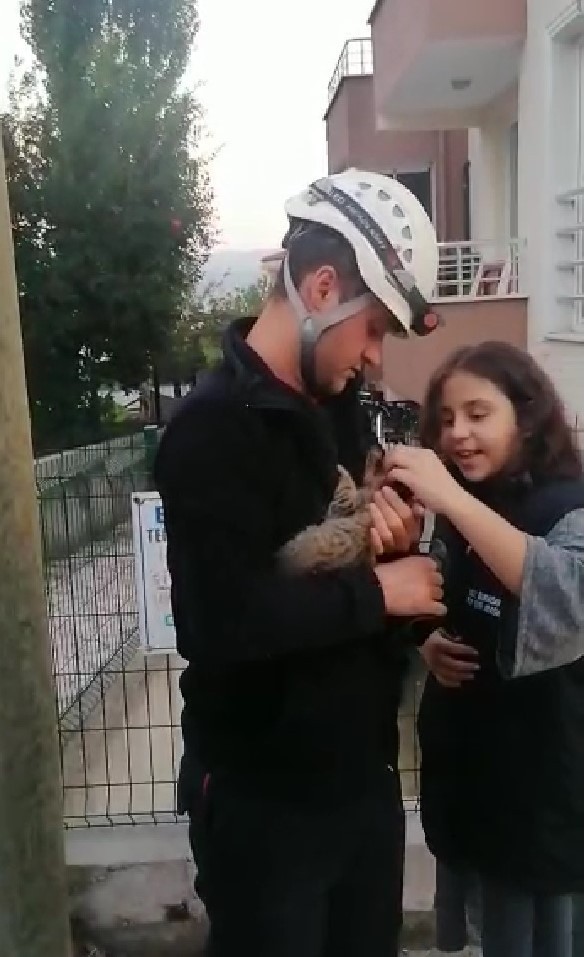 İtfaiye ekipleri kalbi duran yavru kediyi kalp masajıyla hayata döndürdü İtfaiye ekipleri kalbi duran yavru kediyi kalp masajıyla hayata döndürdü